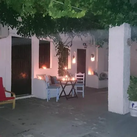 Skyros Seafront Experience-A Step Away To The Sea Πανδοχείο Σκύρος